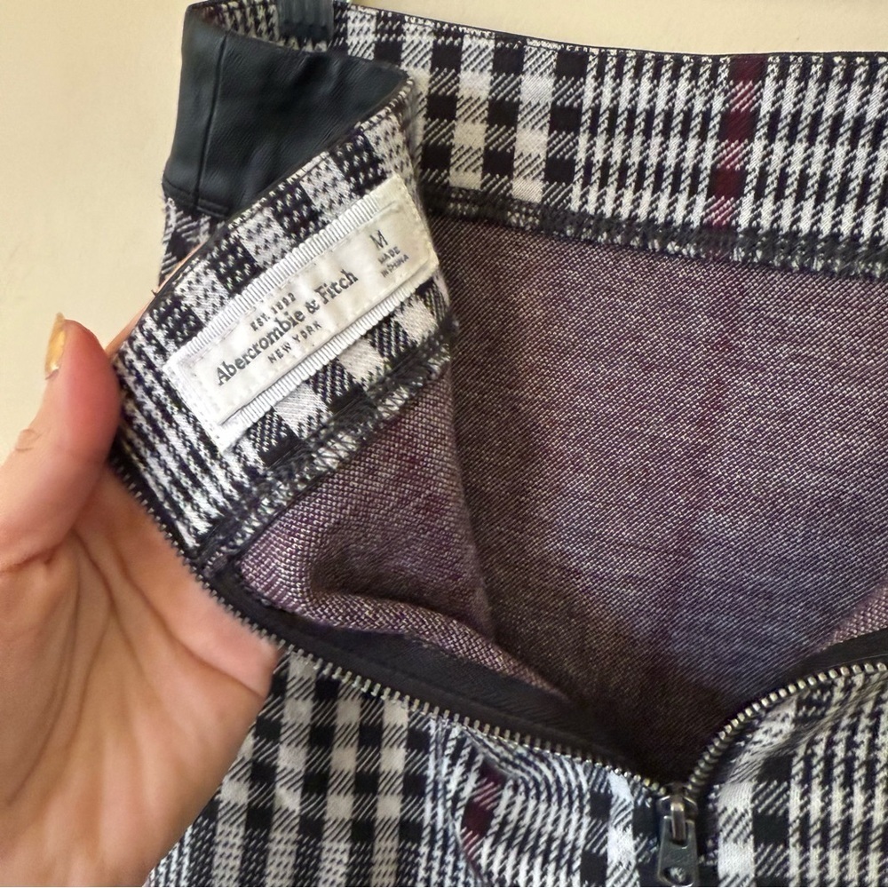 Abercrombie & Fitch Plaid Mini Skirt – Size M - Picture 5 of 5
